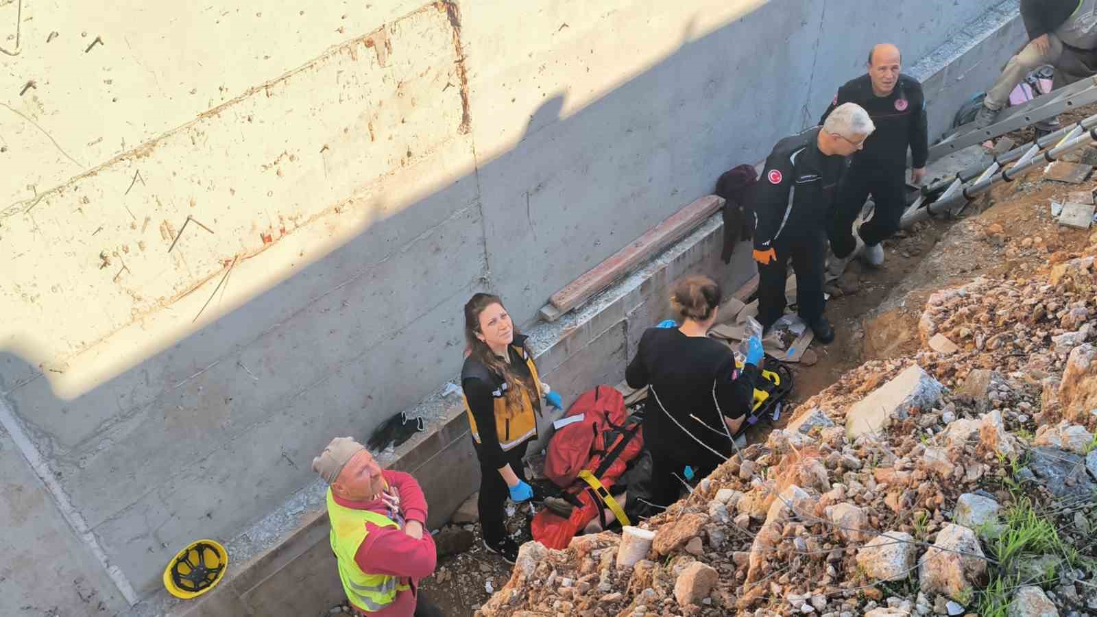 Toprak zemin kaydı, 3 metreden düşüp yaralanan inşaat işçisini ekipler kurtardı
