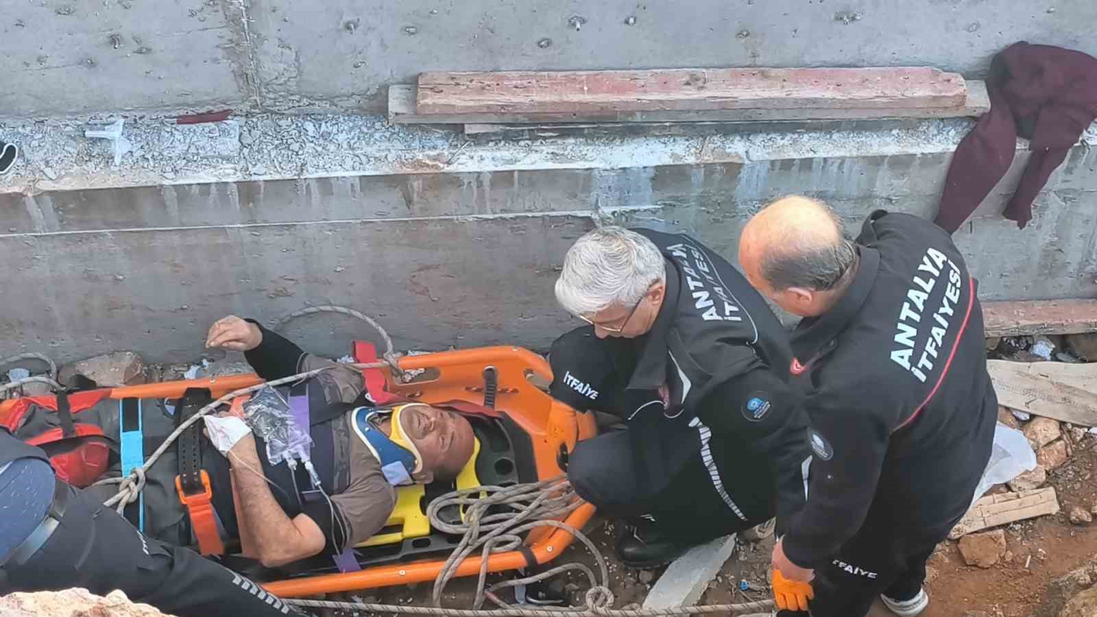 Toprak zemin kaydı, 3 metreden düşüp yaralanan inşaat işçisini ekipler kurtardı
