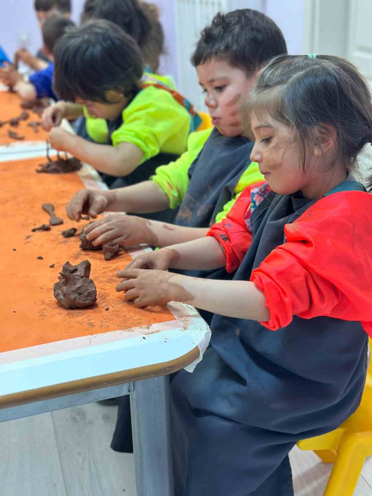 Toprakla buluşan minik ellerden renkli eserler
