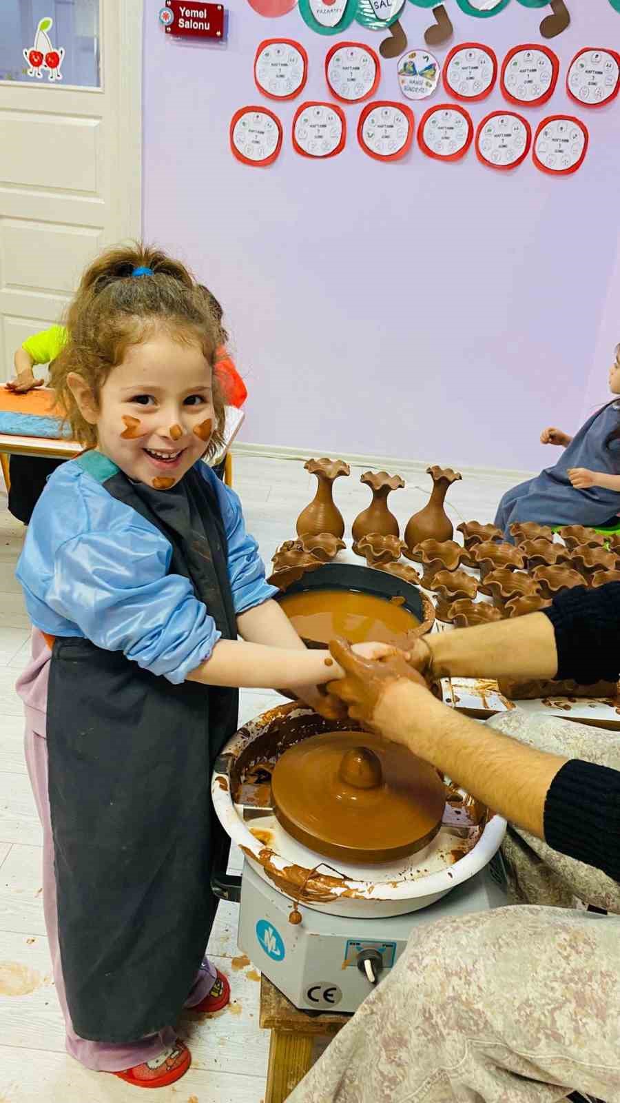 Toprakla buluşan minik ellerden renkli eserler
