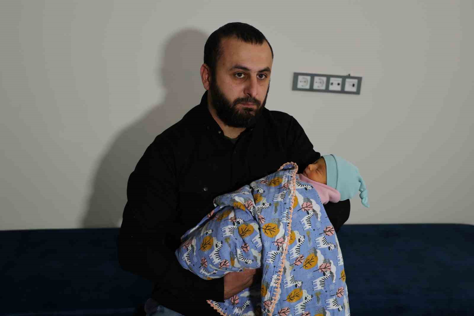 Topuk kanı çıkmazı: Bebeklerine kayyum atanması endişesiyle yaşıyorlar
Topuk kanı çıkmazı: Bebeklerine kayyum atanması endişesiyle yaşıyorlar