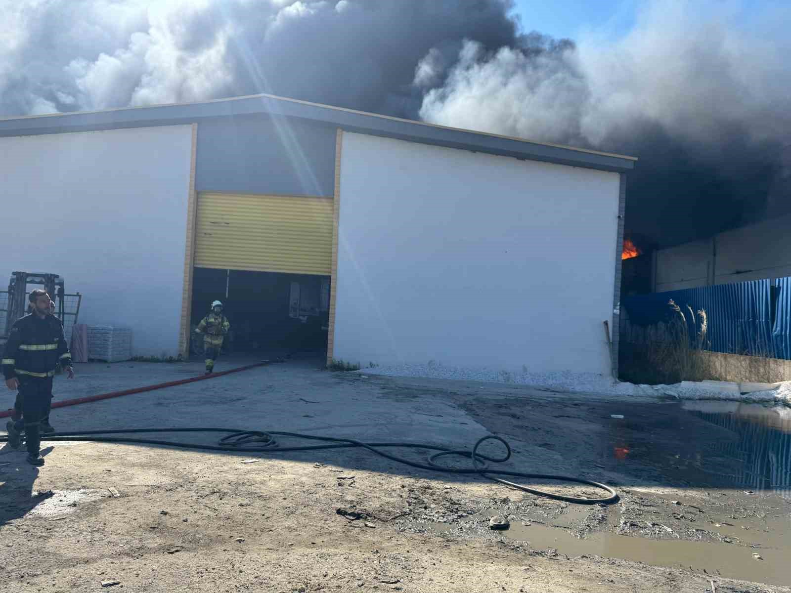 Torbalı’da geri dönüşüm fabrikasında yangın
