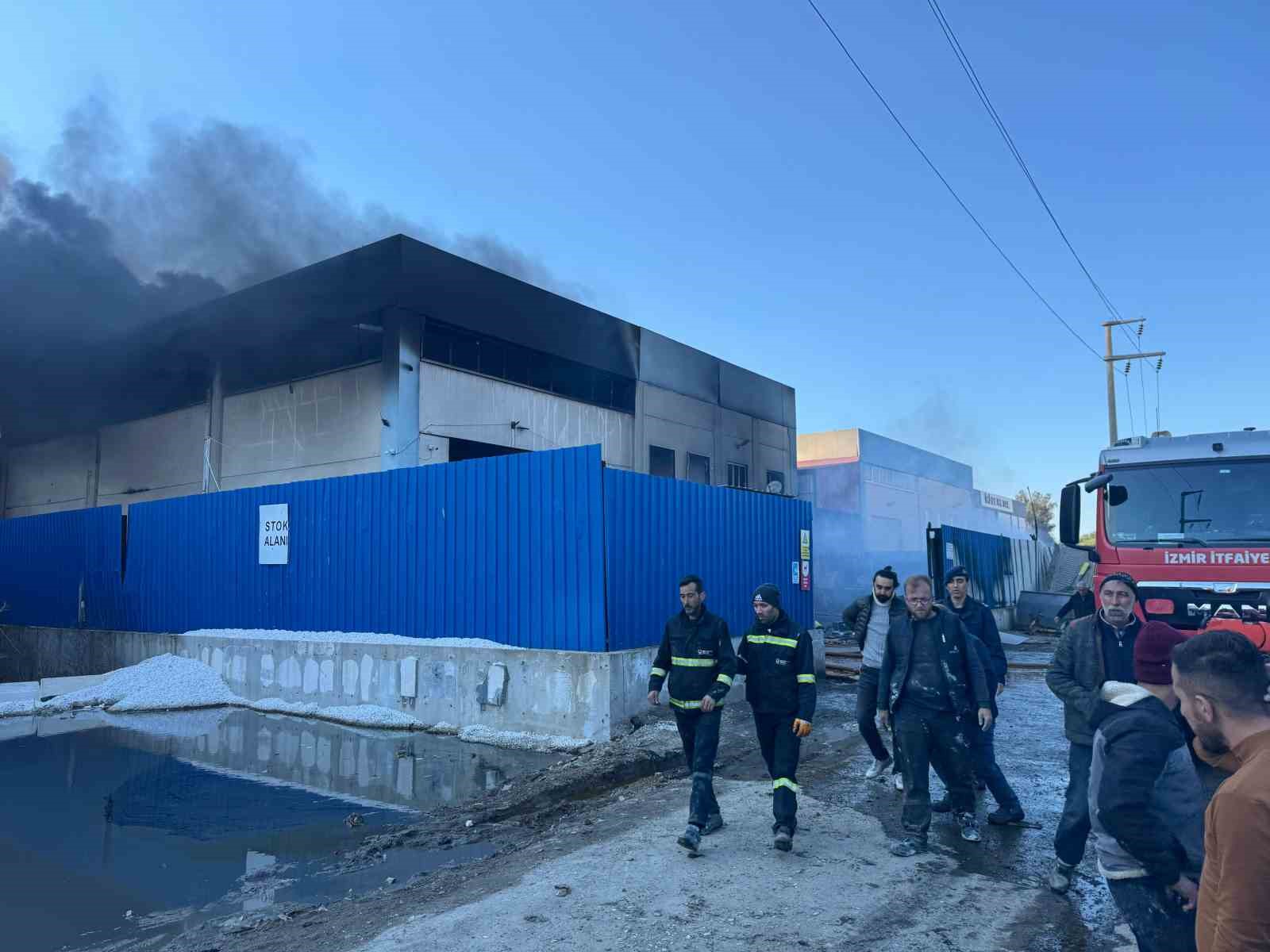 Torbalı’da geri dönüşüm fabrikasında yangın
