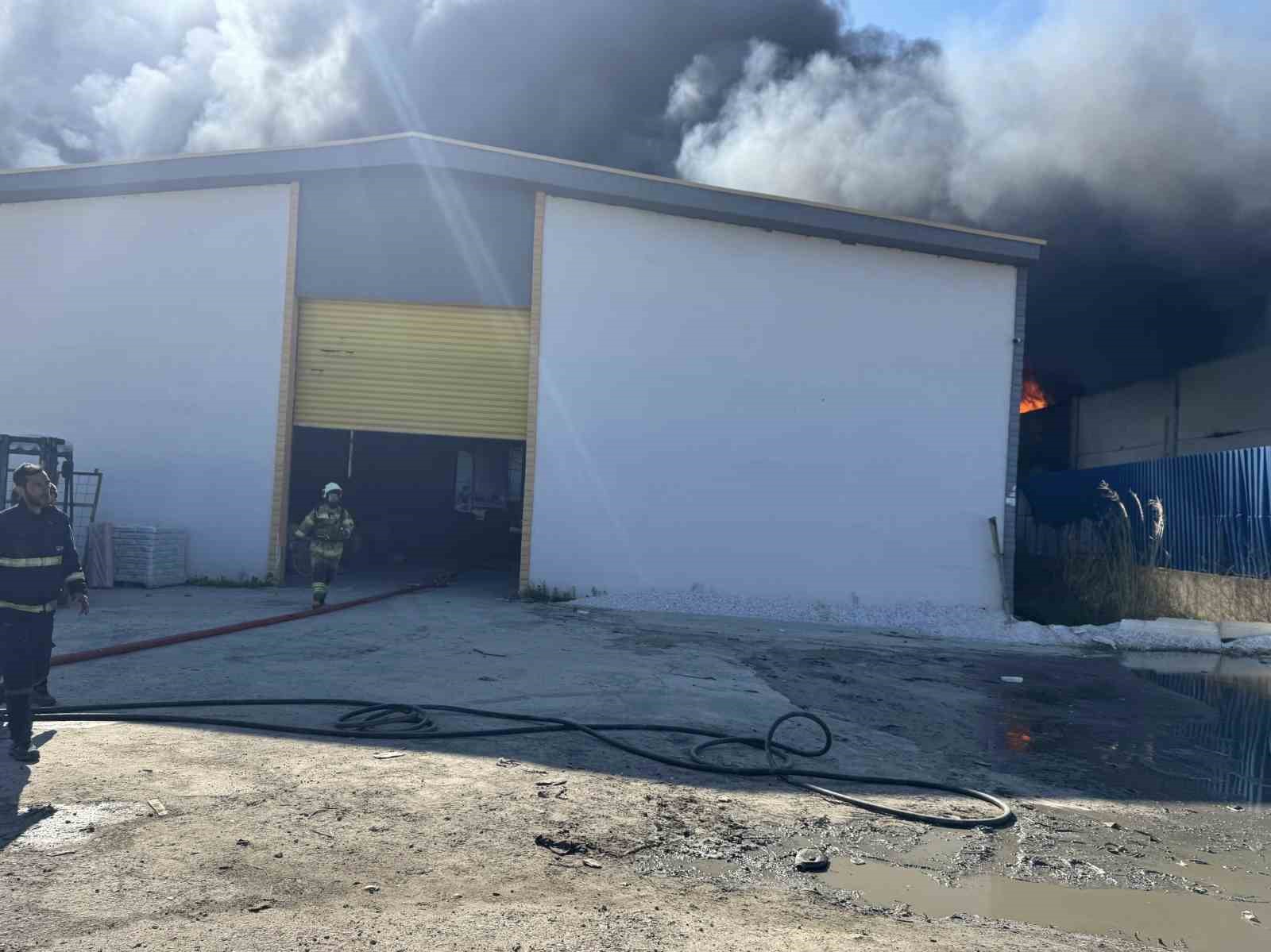 Torbalı’daki fabrika yangını söndürüldü
