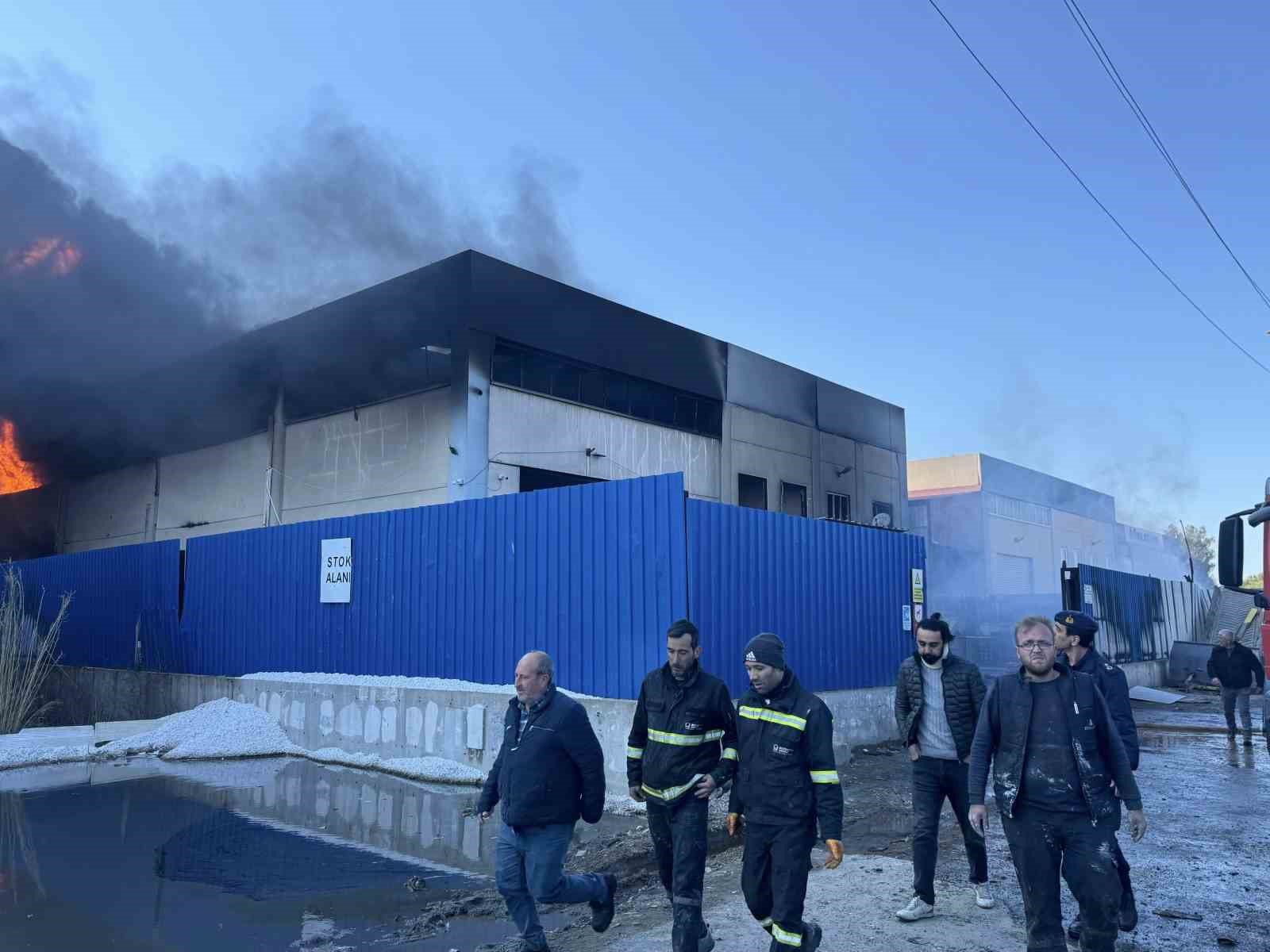 Torbalı’daki fabrika yangını söndürüldü
