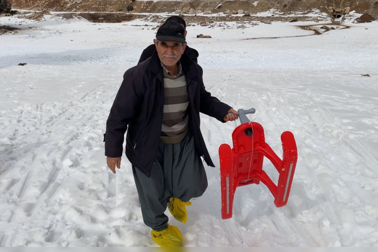 Toroslar’da kar güzelliği: Çocuğu da yaşlısı da doyasıya eğlendi
