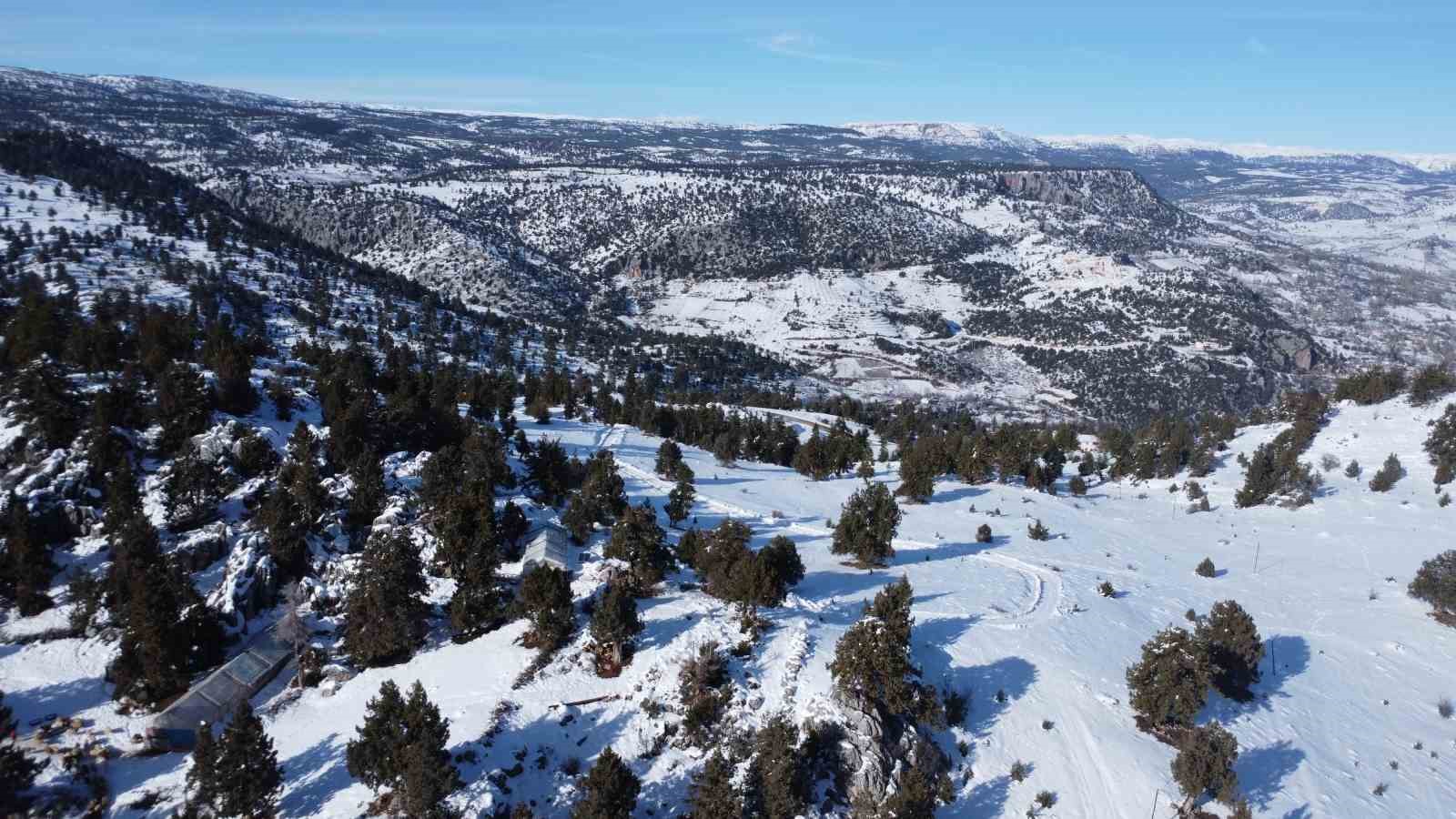 Toroslar’da kar güzelliği: Çocuğu da yaşlısı da doyasıya eğlendi
