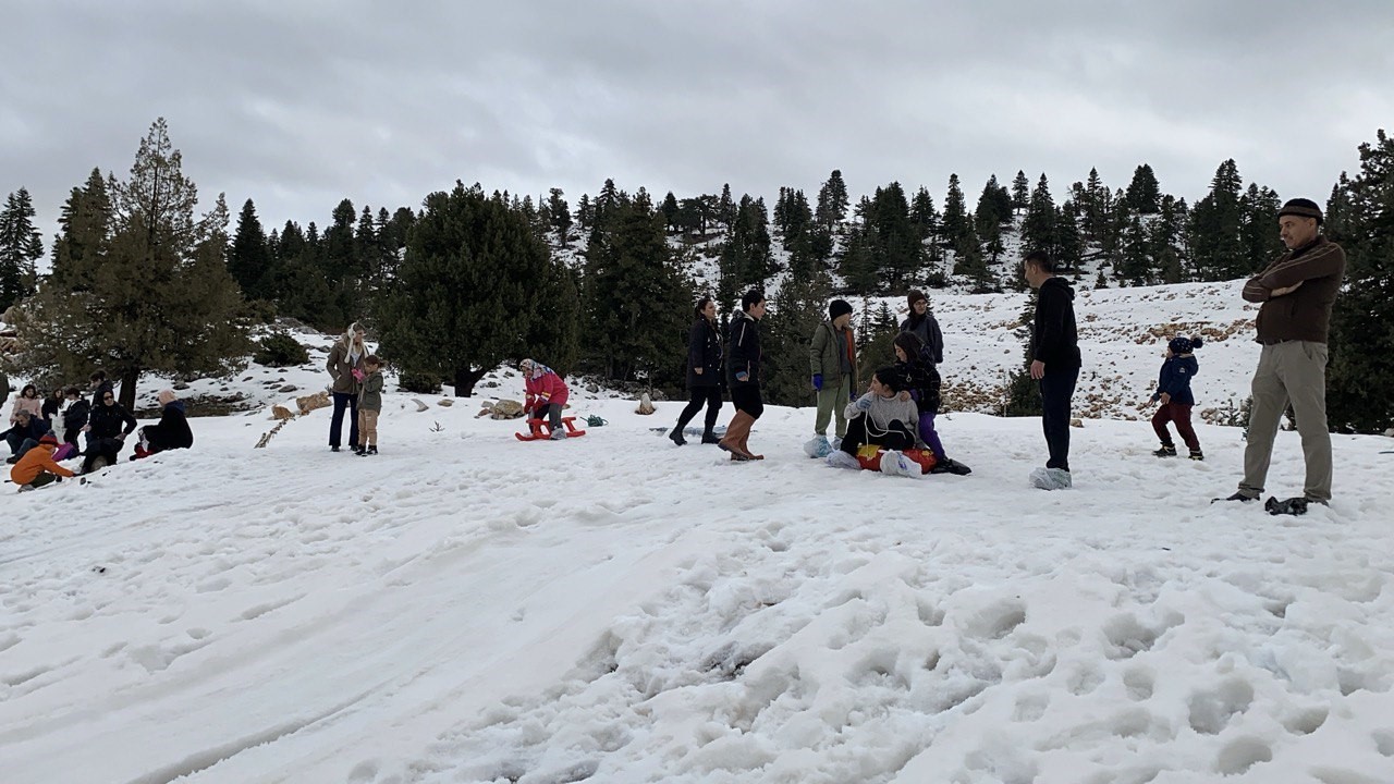 Toroslar’da kar güzelliği: Çocuğu da yaşlısı da doyasıya eğlendi
