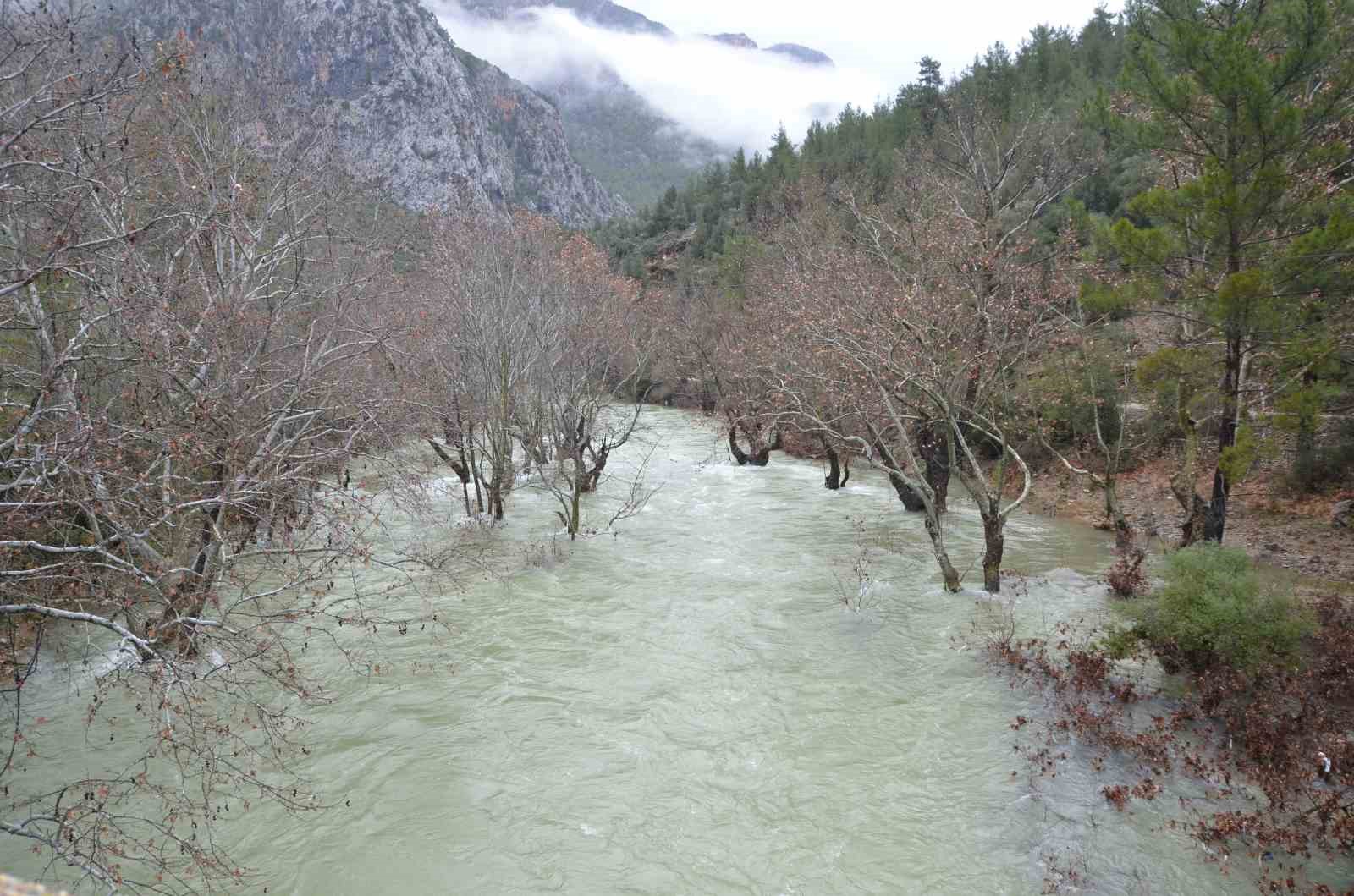 Toroslar’da yağış bereketi kuruyan Üzümdere Irmağını yeniden canlandırdı, şelaleler coştu
