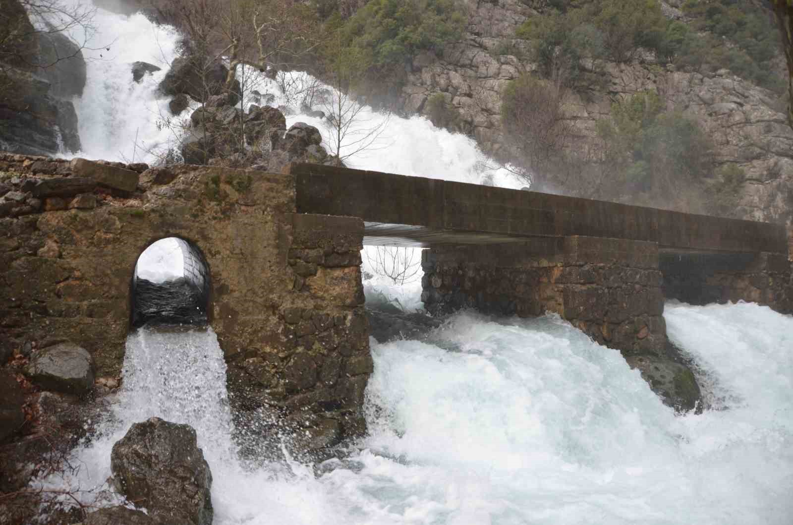 Toroslar’da yağış bereketi kuruyan Üzümdere Irmağını yeniden canlandırdı, şelaleler coştu
