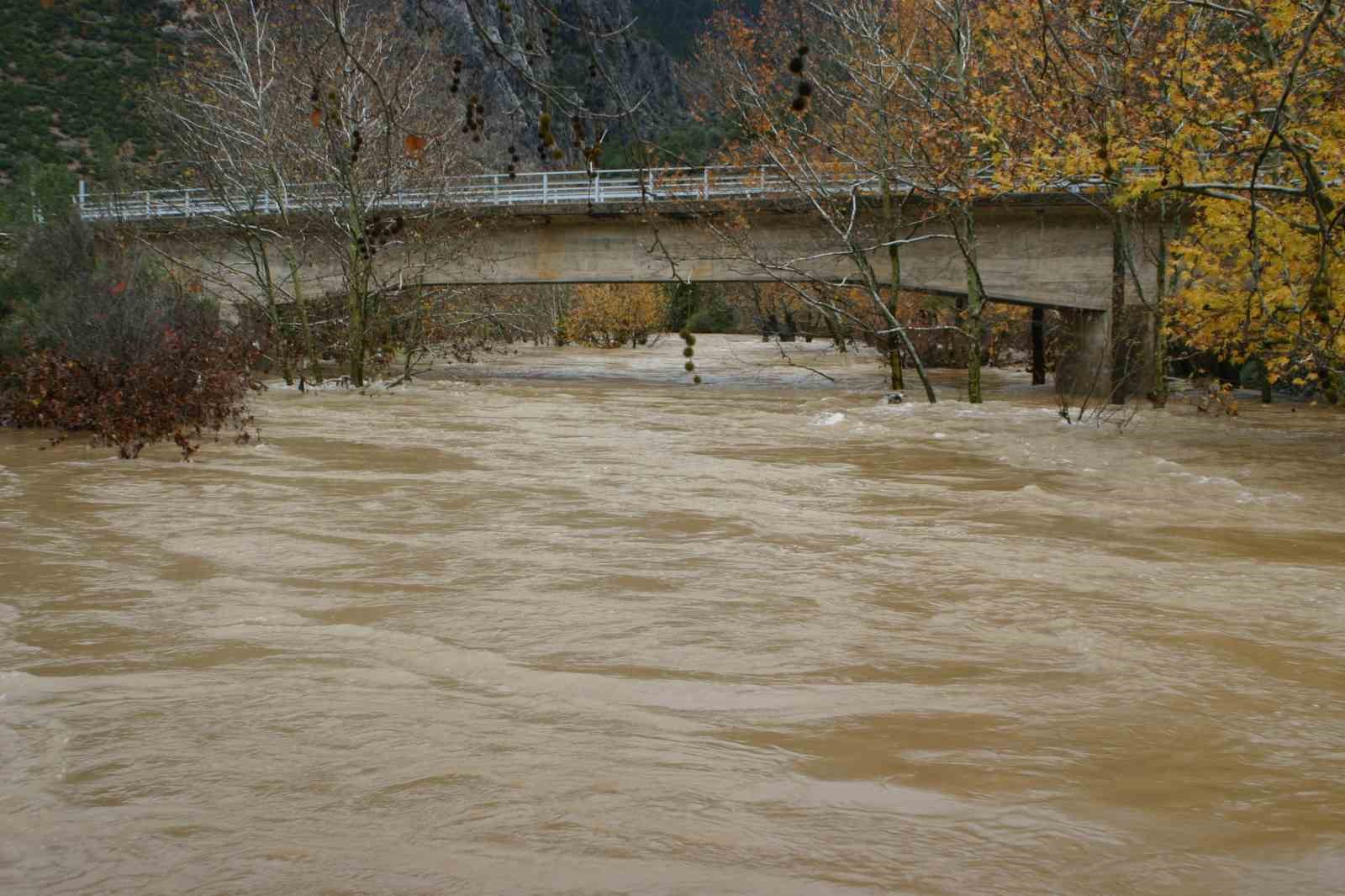 Toroslar’da yağış bereketi kuruyan Üzümdere Irmağını yeniden canlandırdı, şelaleler coştu
