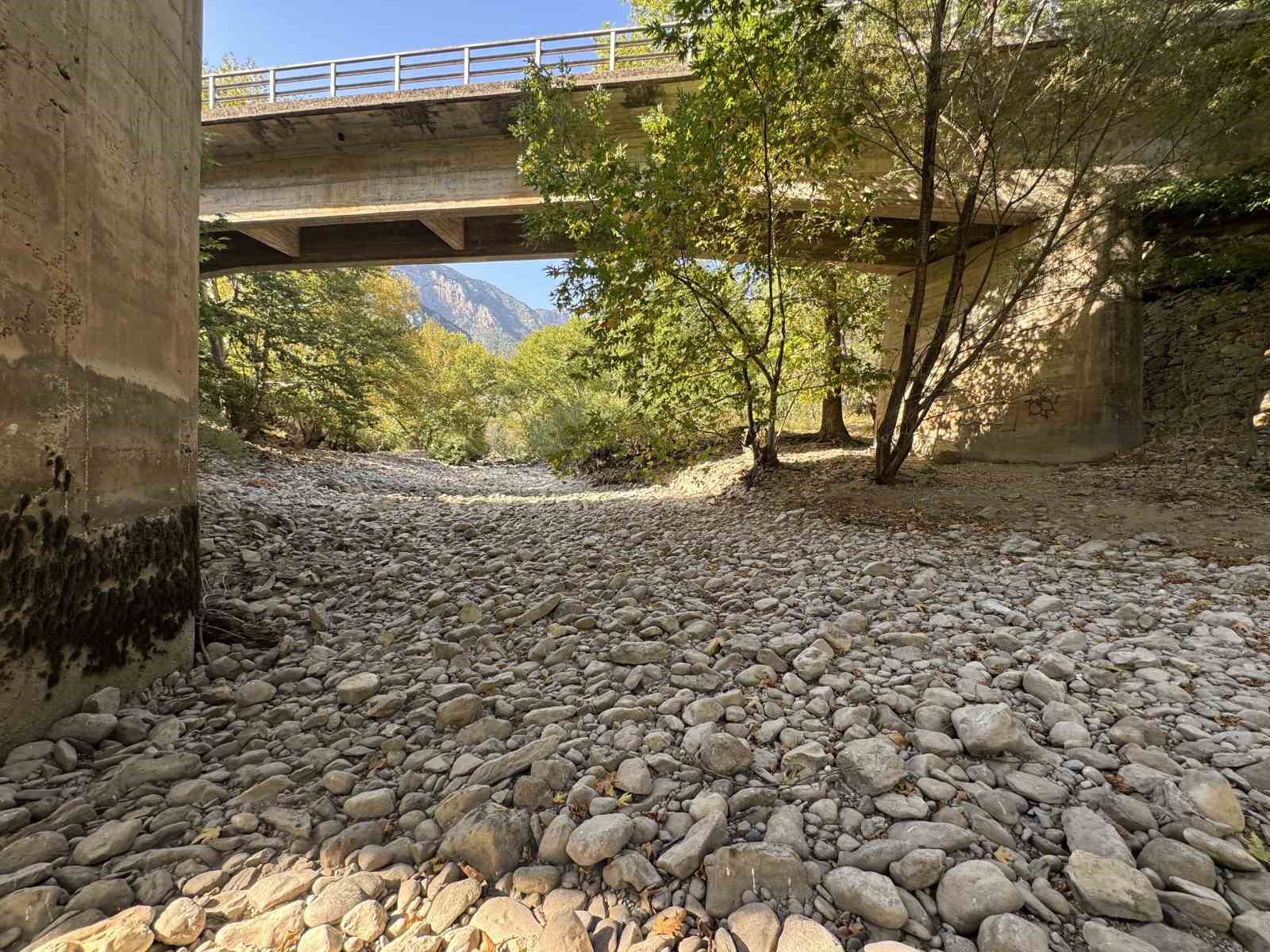 Toroslar’da yağış bereketi kuruyan Üzümdere Irmağını yeniden canlandırdı, şelaleler coştu
