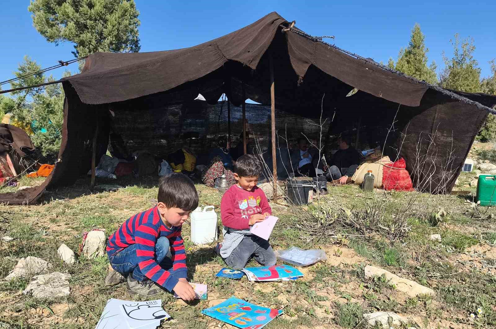 Toroslar’da Yörük göçü başladı: Sarıkeçililer yayla yolunda

