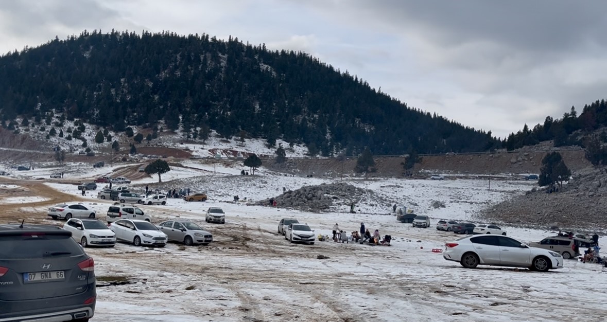 Torosların zirveleri beyaza büründü, Antalyalılar kar keyfini doyasıya yaşadı
