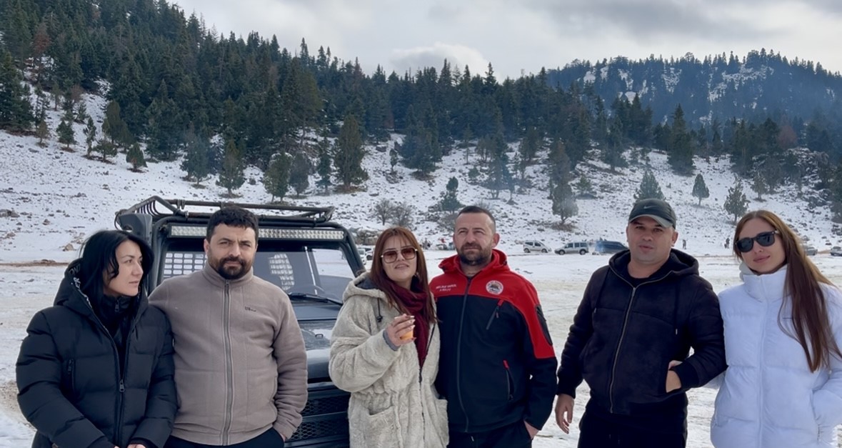 Torosların zirveleri beyaza büründü, Antalyalılar kar keyfini doyasıya yaşadı
