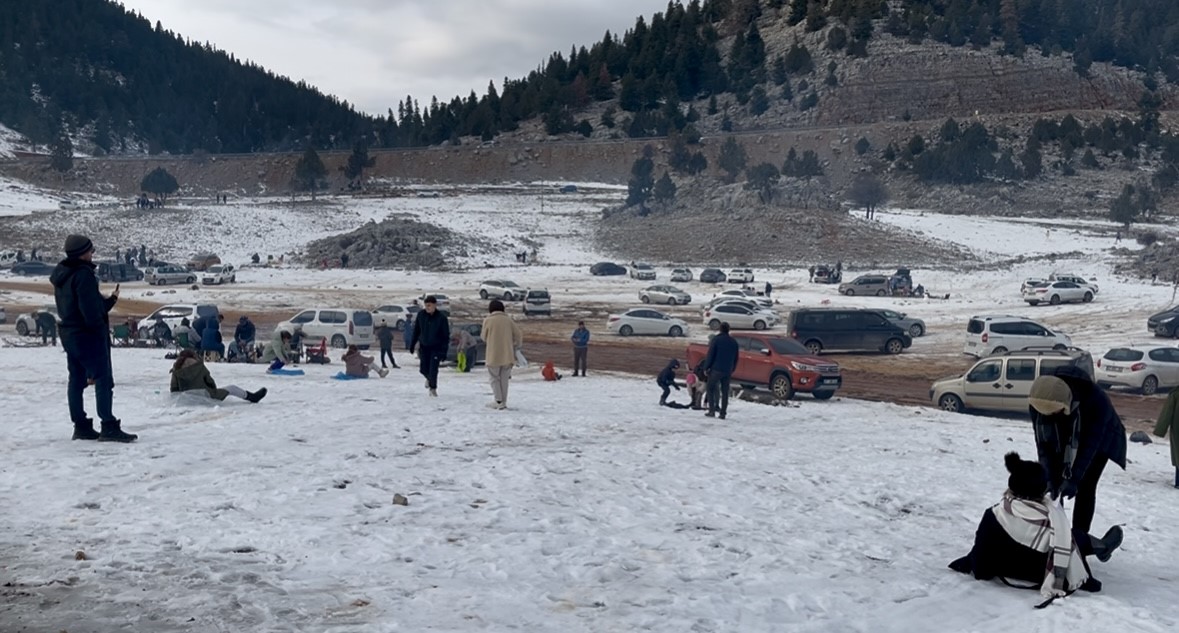 Torosların zirveleri beyaza büründü, Antalyalılar kar keyfini doyasıya yaşadı
