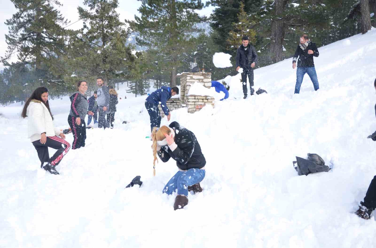 Torosların zirveleri beyaza büründü, Antalyalılar kar keyfini doyasıya yaşadı
