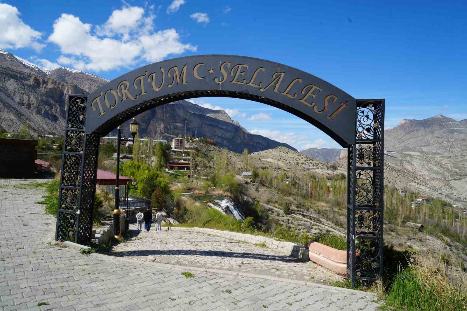 Tortum Şelalesi baharın gelişiyle coştu
