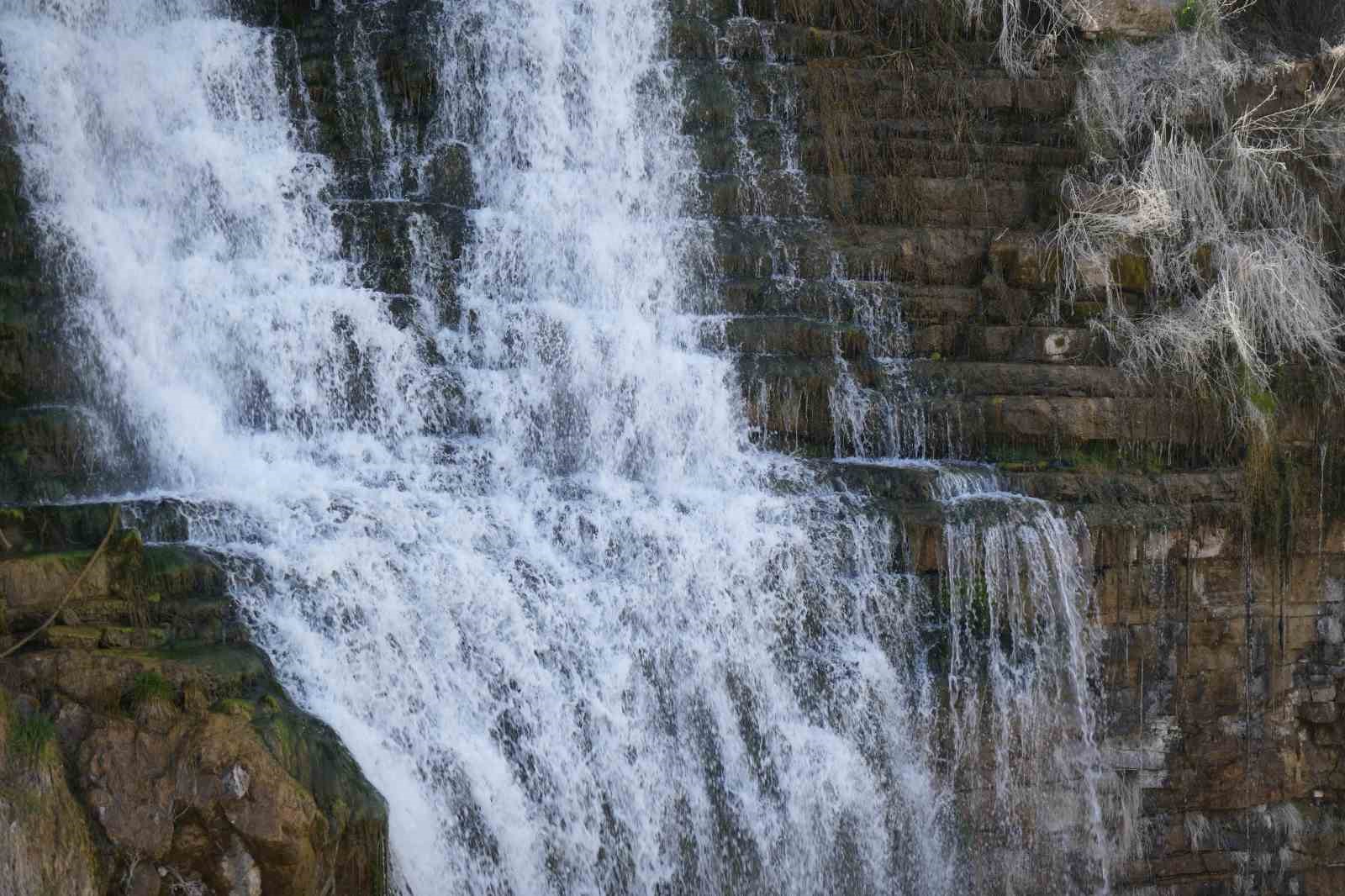 Tortum Şelalesi baharın gelişiyle coştu
