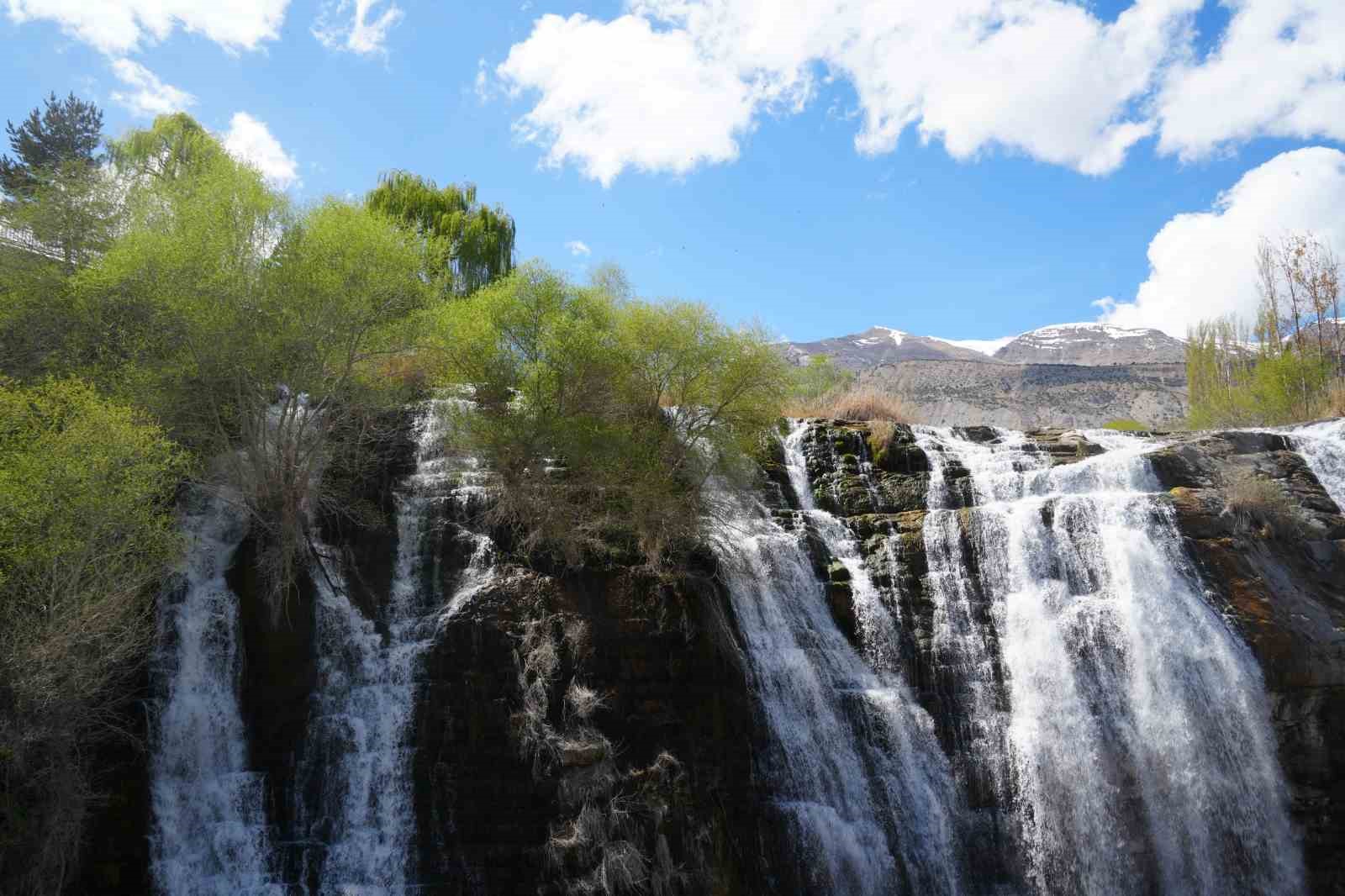 Tortum Şelalesi baharın gelişiyle coştu
