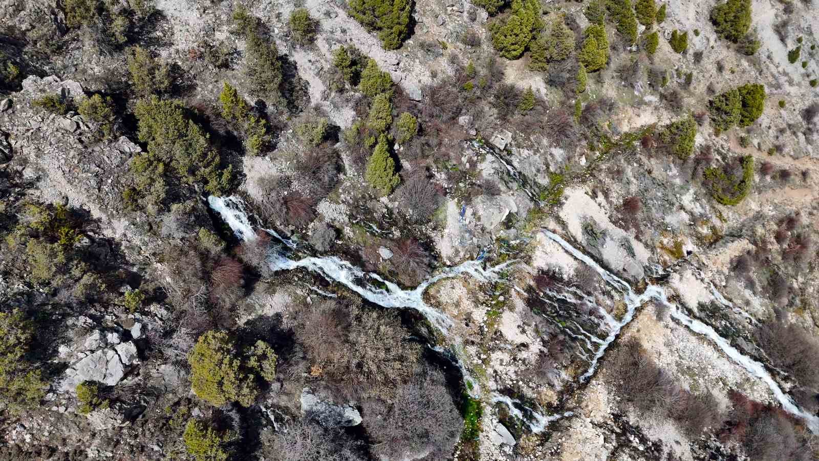 Torul’un gizemli su kaynakları: Gülaçar köyünde mevsimsel doğa olayı
Torul’un gizemli su kaynakları: Gülaçar köyünde mevsimsel doğa olayı