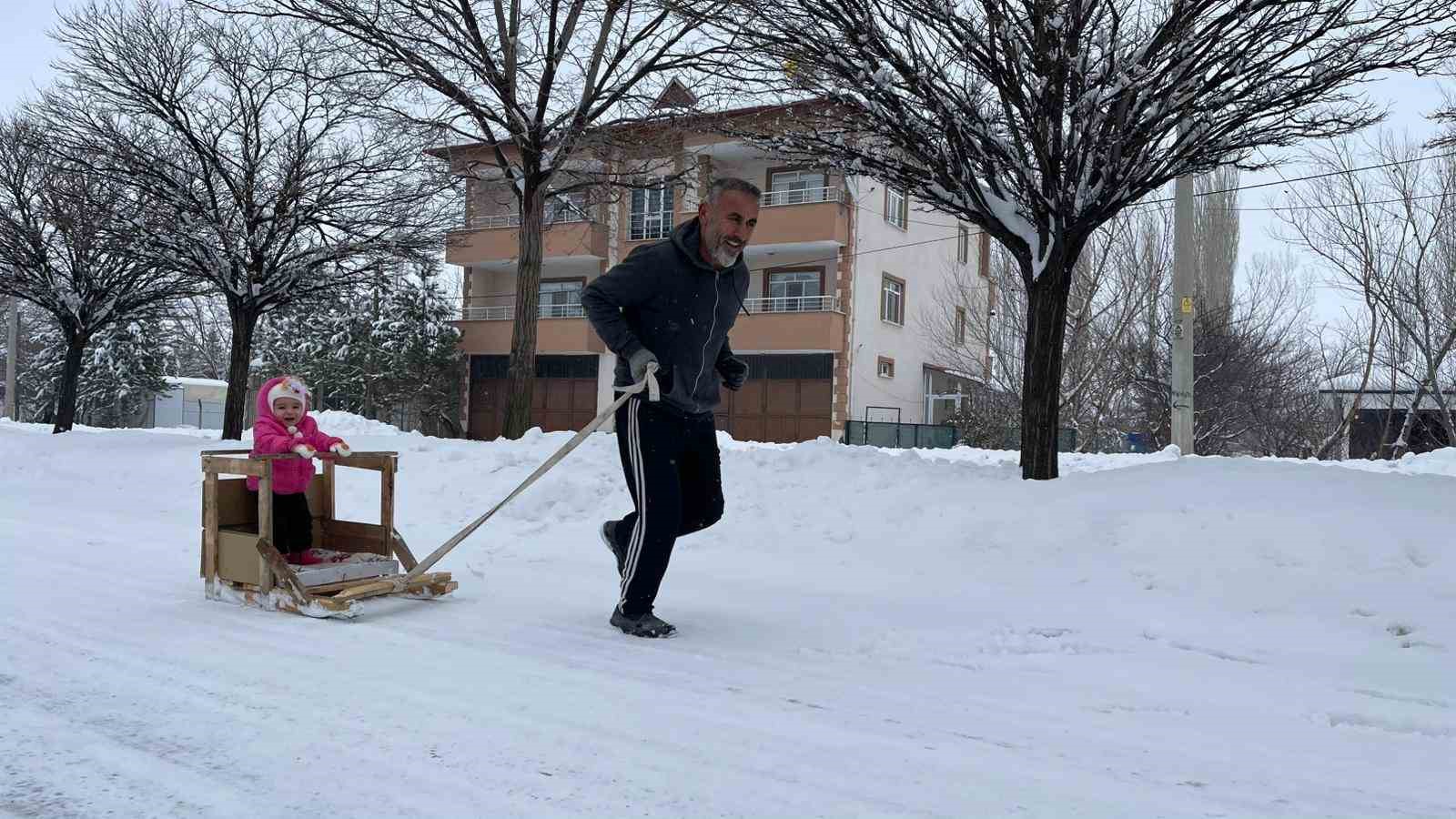 Torununu kızakla çekerek antrenman yapıyor
