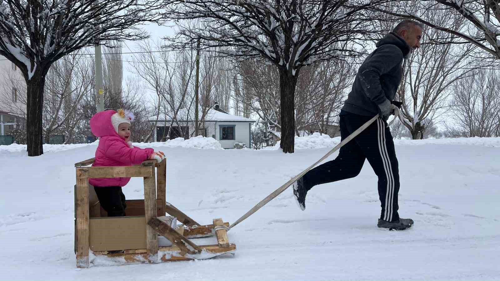 Torununu kızakla çekerek antrenman yapıyor
