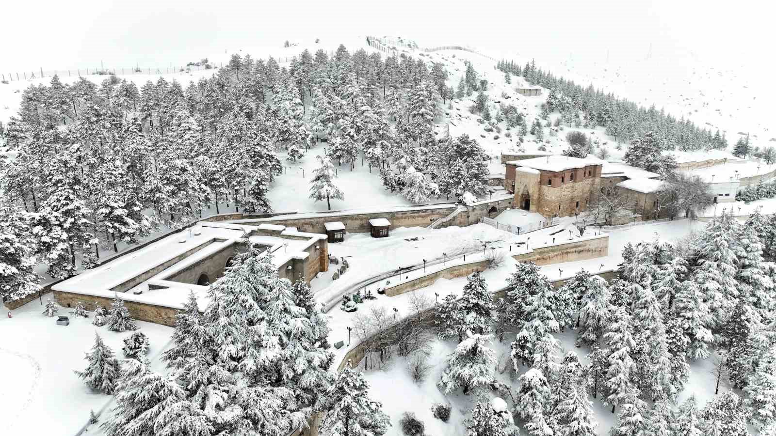 Torununu kızakla çekerek antrenman yapıyor
