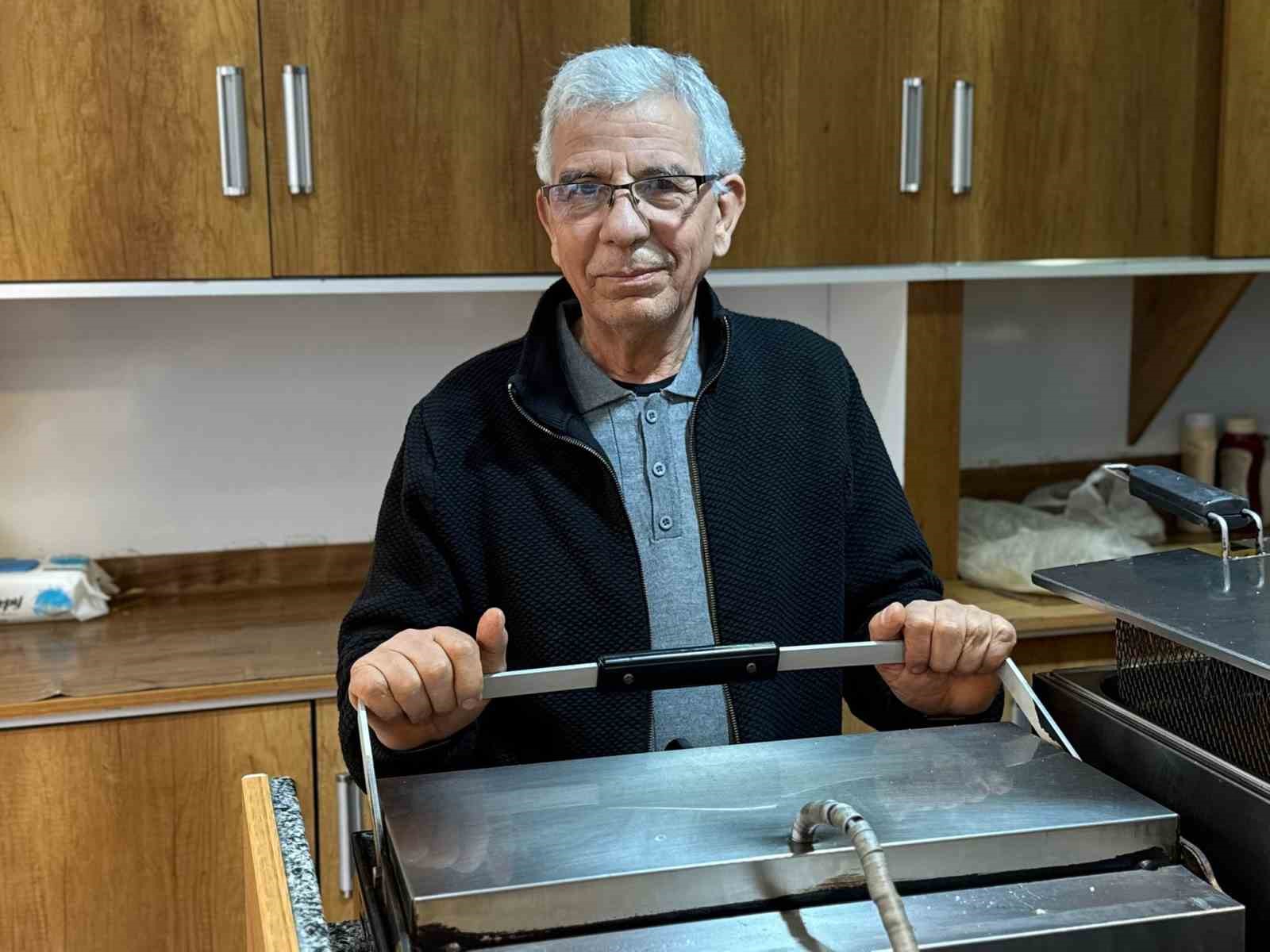 Tostçu Mehmet, Mansur Yavaş’a benzerliği ile dikkat çekiyor
