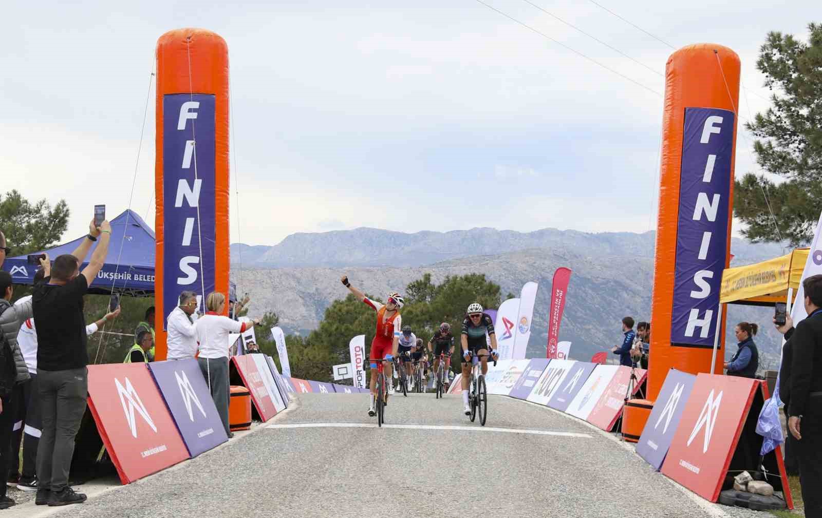 Tour Of Mersin’in ilk etabı Anamur’dan başladı, sporcular 118 kilometre pedalladı
