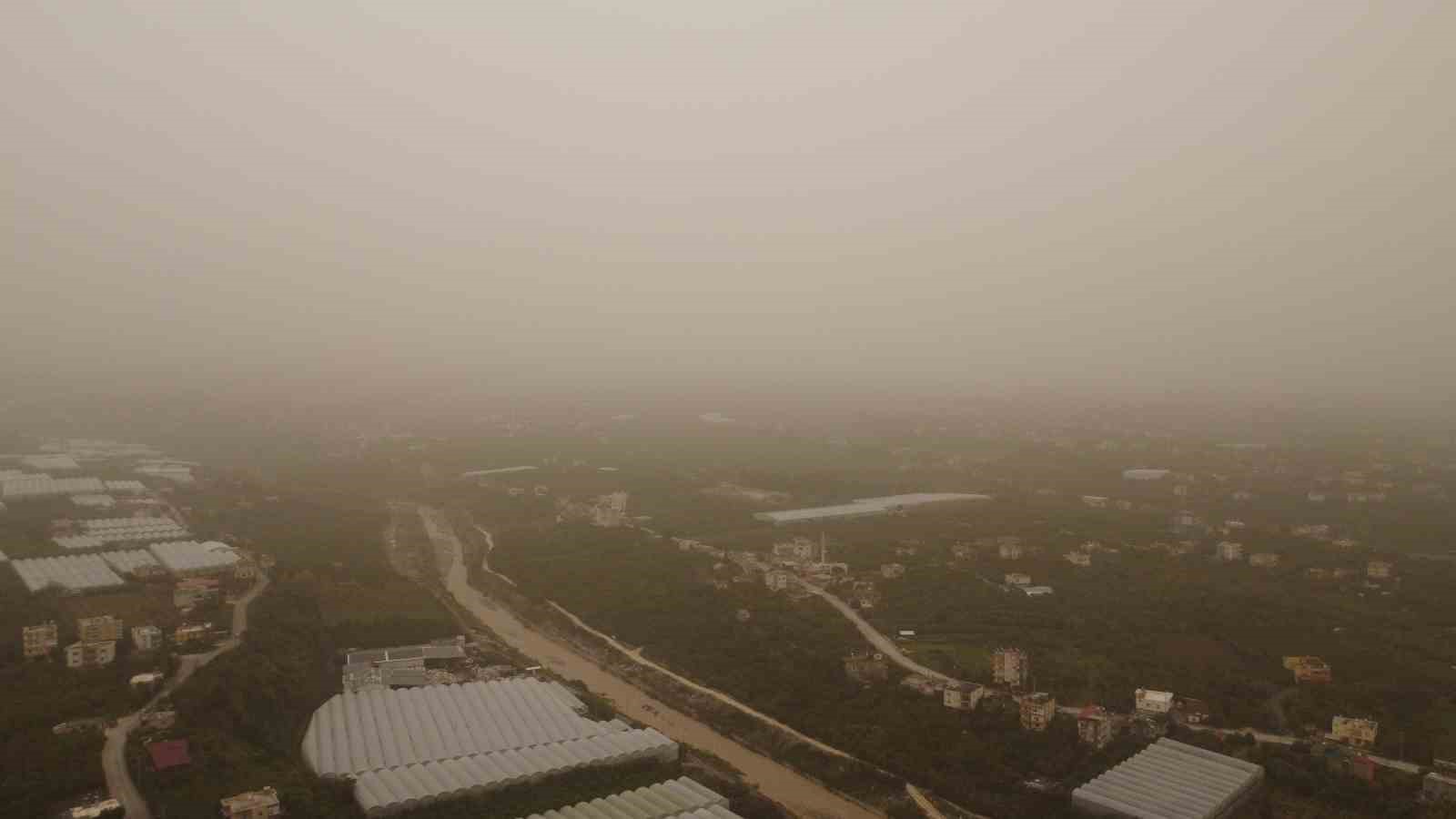 Toz çevreyi kapladı: Görüş mesafesi düştü, hava kızıla döndü
