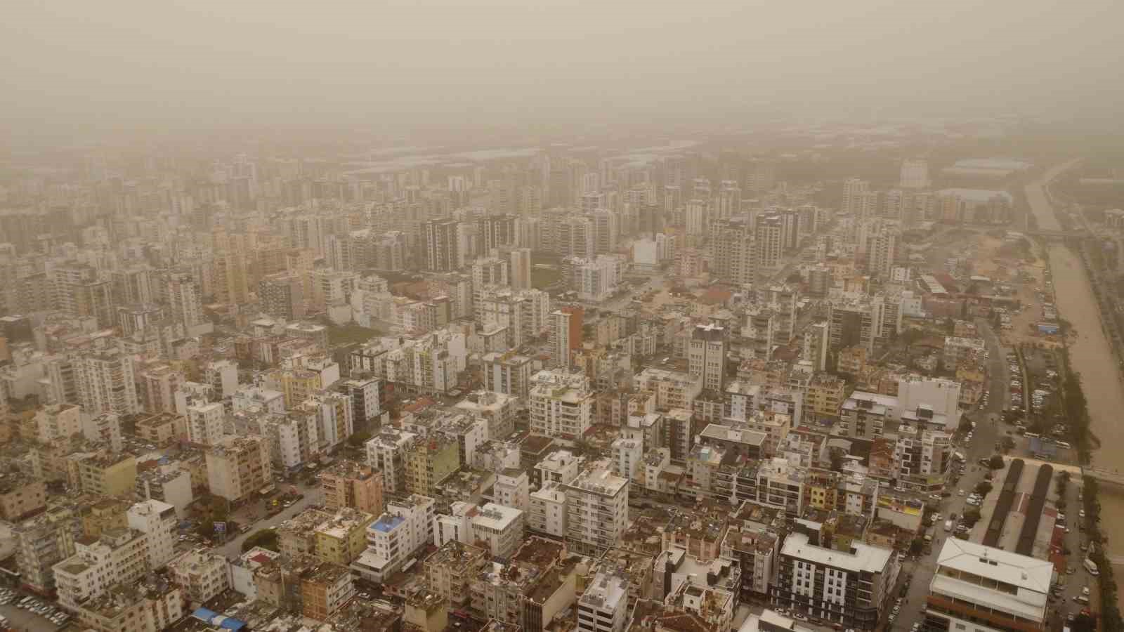 Toz çevreyi kapladı: Görüş mesafesi düştü, hava kızıla döndü
