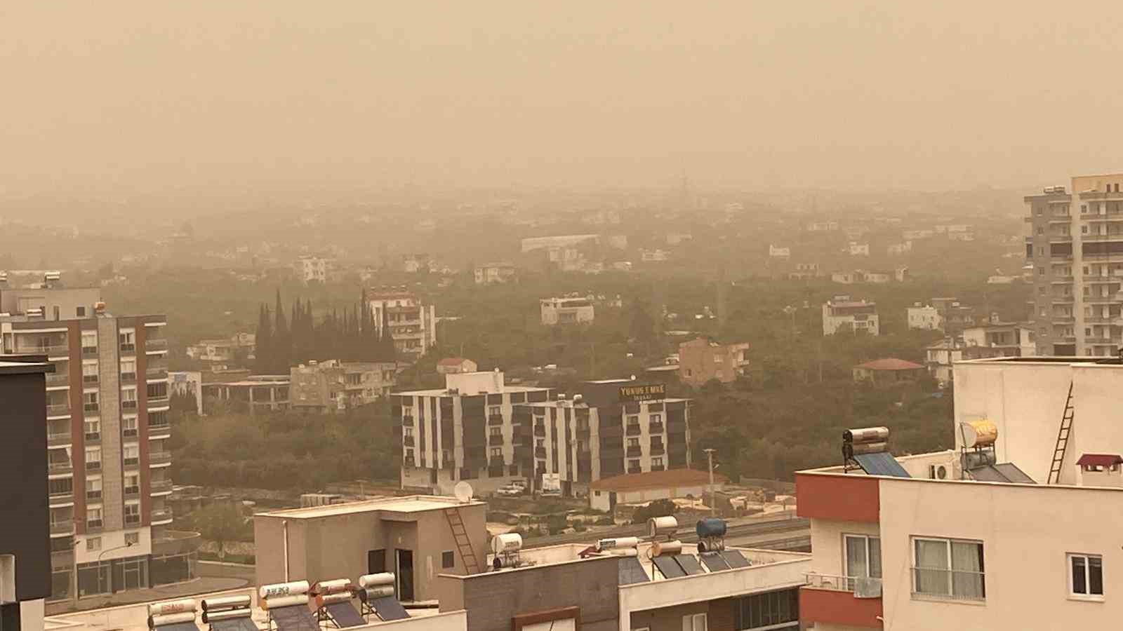 Toz çevreyi kapladı: Görüş mesafesi düştü, hava kızıla döndü
