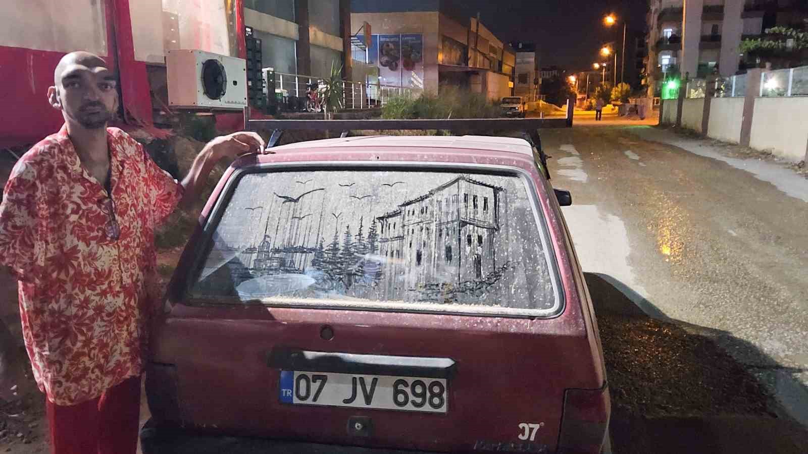 Tozlu araç görünce dayanamıyor, camları sanat eserine dönüştürüyor
