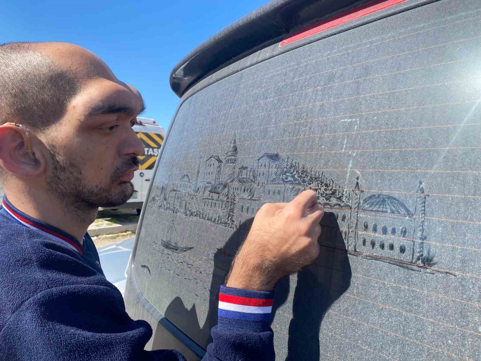 Tozlu araç görünce dayanamıyor, camları sanat eserine dönüştürüyor
