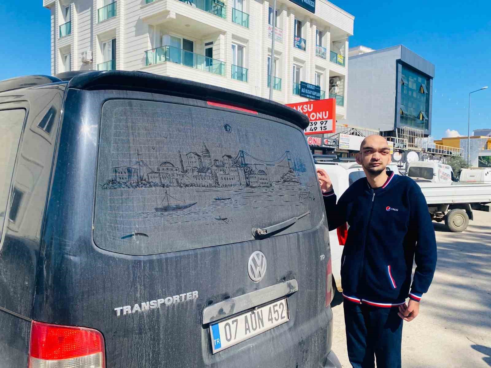 Tozlu araç görünce dayanamıyor, camları sanat eserine dönüştürüyor
