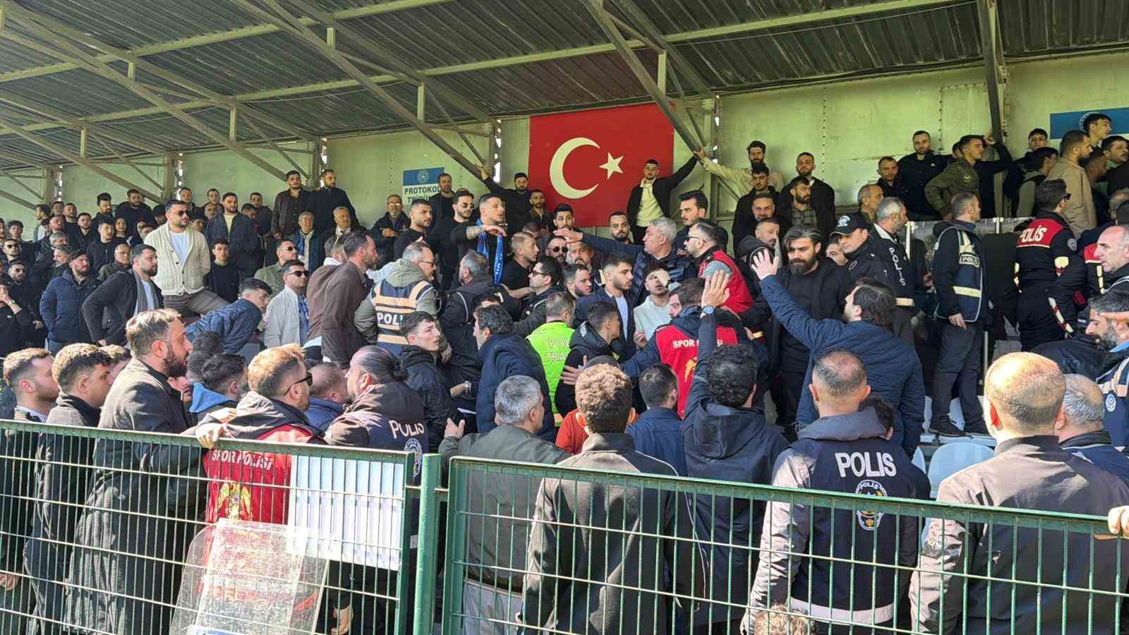 Trabzon 1. Amatör Küme Play-Off maçı sonrası tribünde kavga
