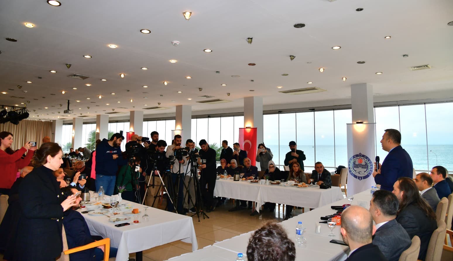 Trabzon Valisi Şahin, basınla biraya geldi
