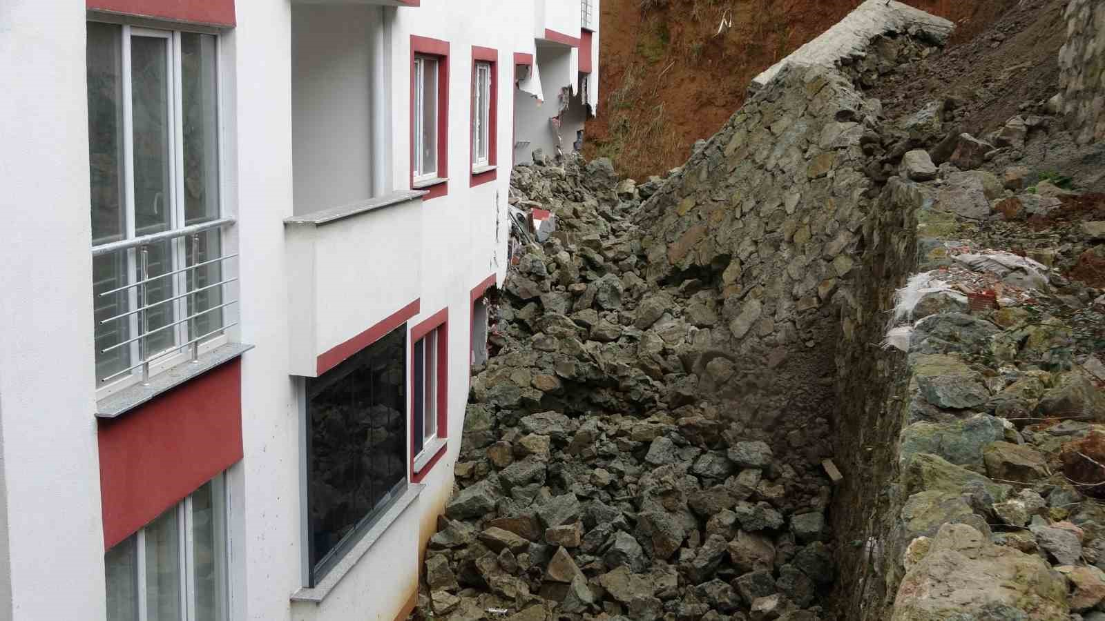 Trabzon’da istinat duvarı çöktü, 9 katlı bina zarar gördü
