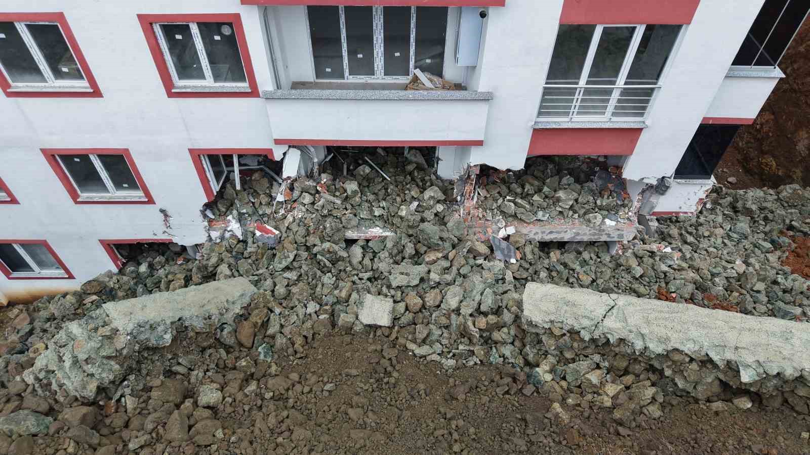 Trabzon’da istinat duvarı çöktü, 9 katlı bina zarar gördü
