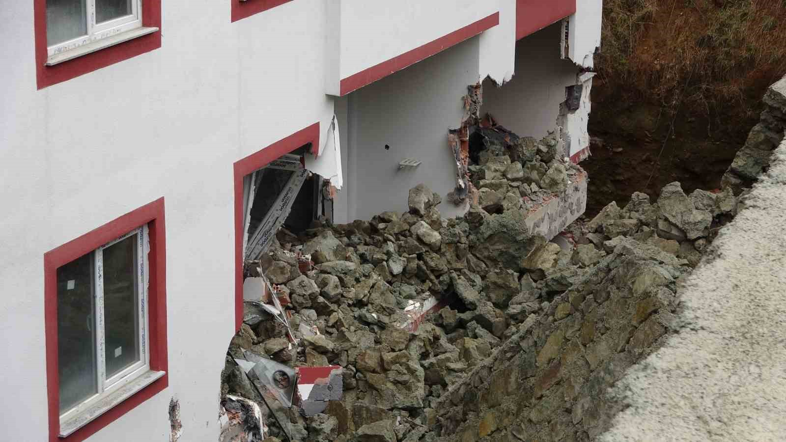 Trabzon’da istinat duvarı çöktü, 9 katlı bina zarar gördü
