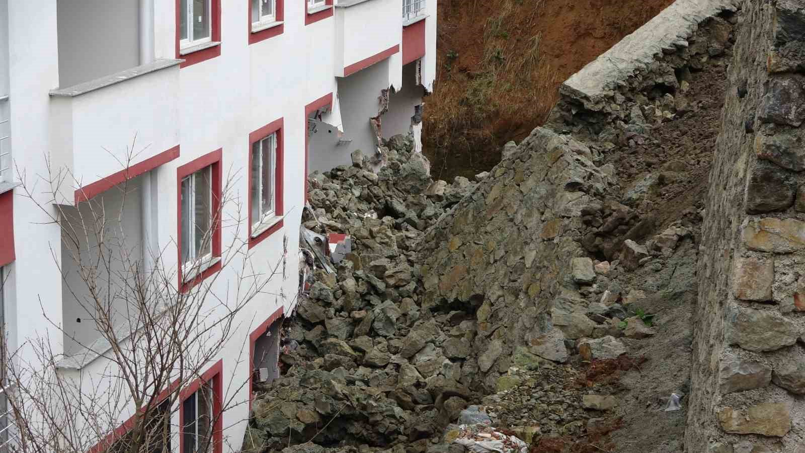 Trabzon’da istinat duvarı çöktü, 9 katlı bina zarar gördü
