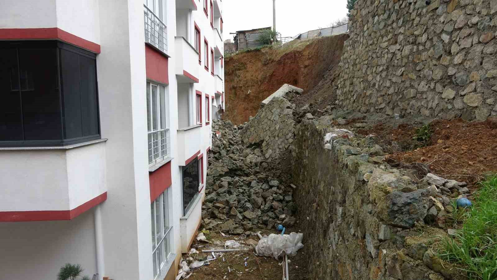 Trabzon’da istinat duvarı çöktü, 9 katlı bina zarar gördü
