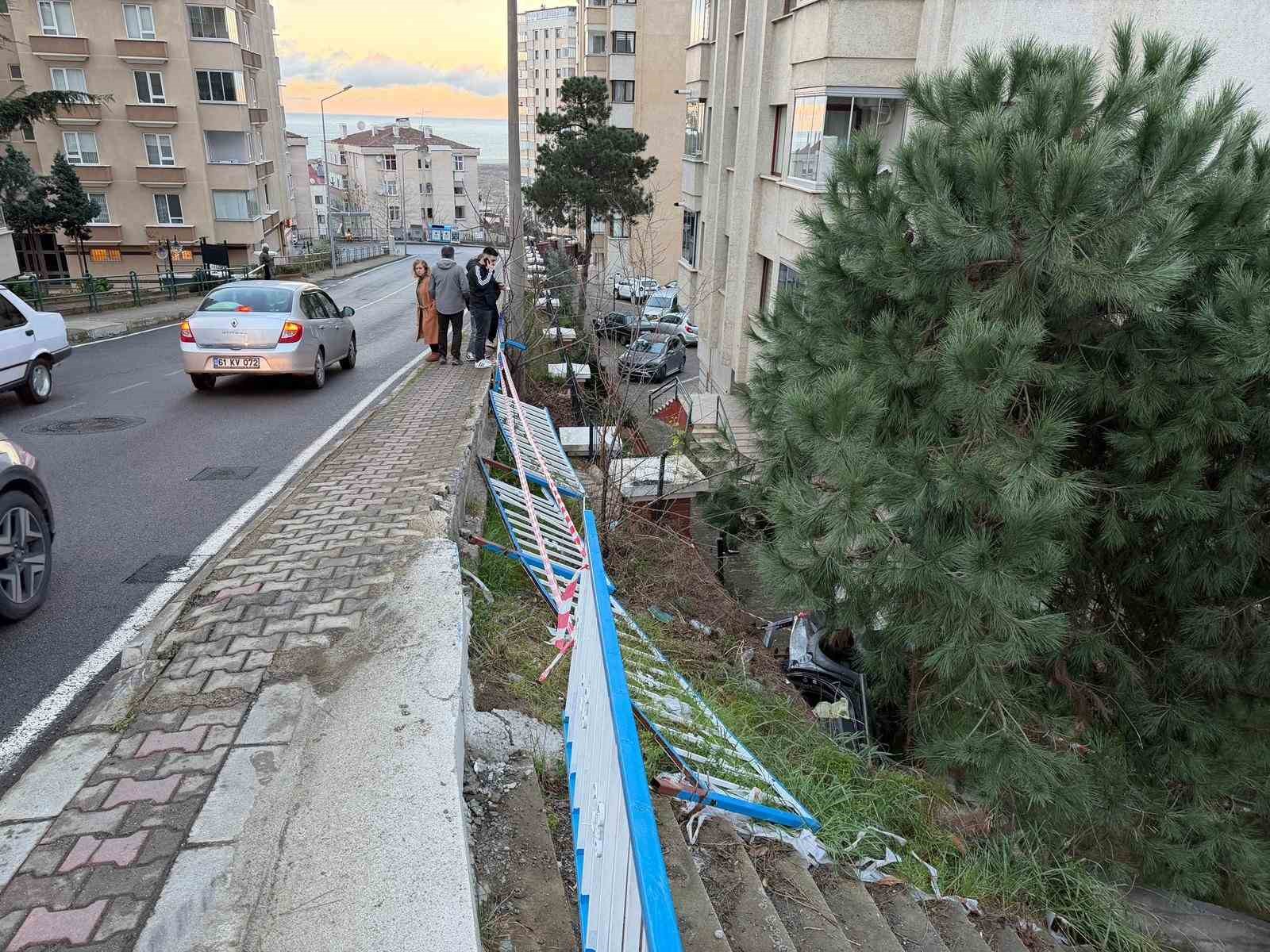 Trabzon’da kamyonet site bahçesine düştü: 2 yaralı
