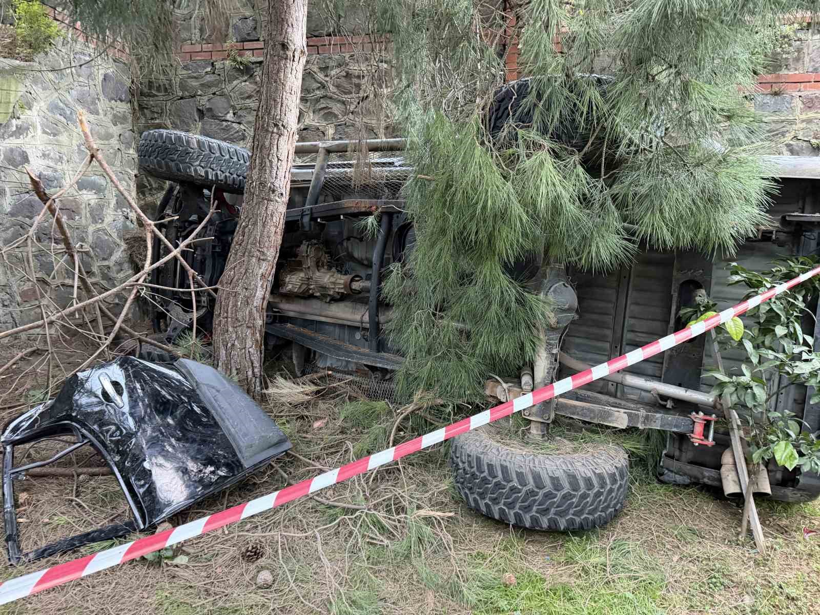 Trabzon’da kamyonet site bahçesine düştü: 2 yaralı
