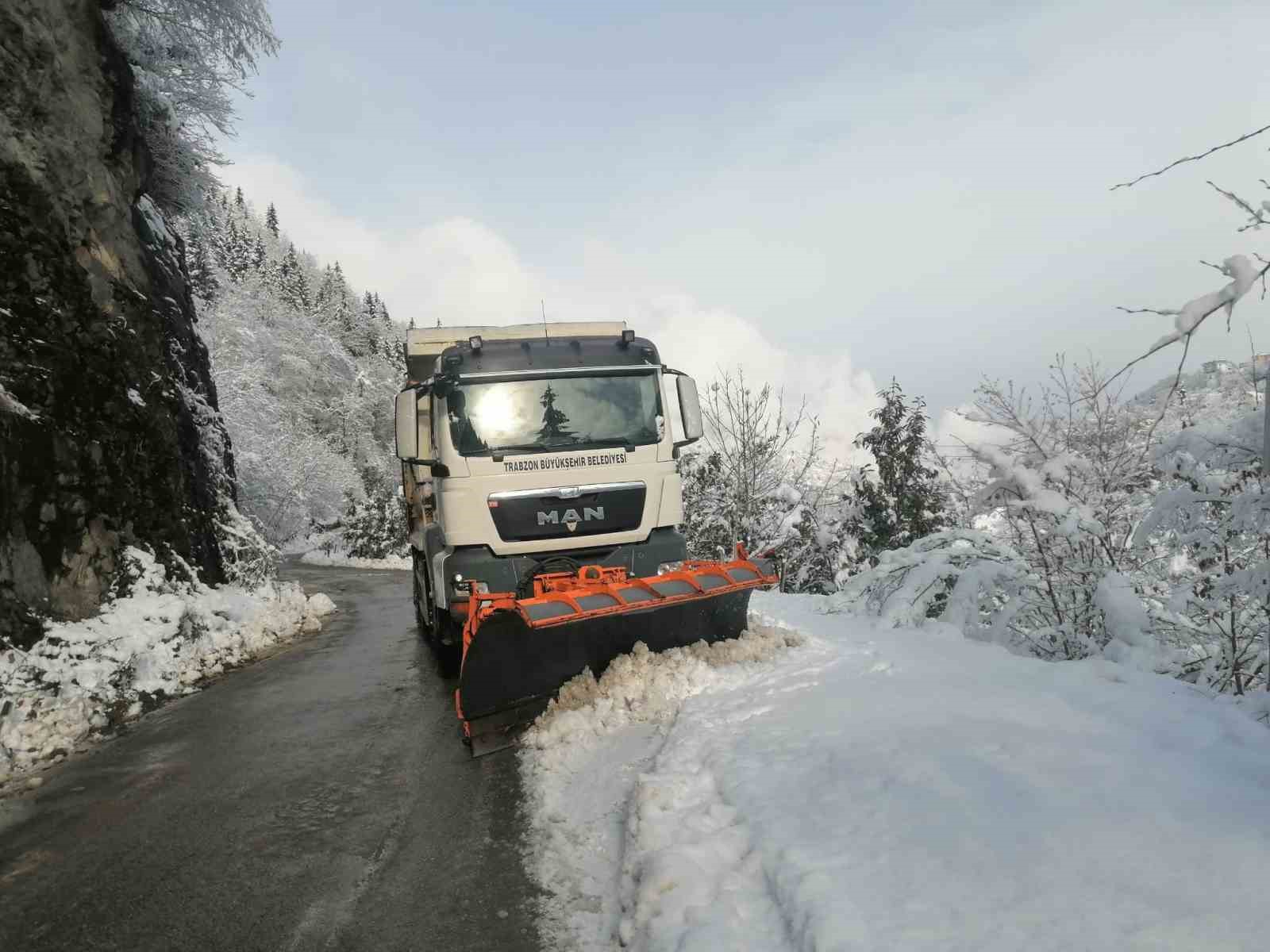 Trabzon’da kar yağışı nedeniyle kapanan mahalle yolları ulaşıma açılıyor
