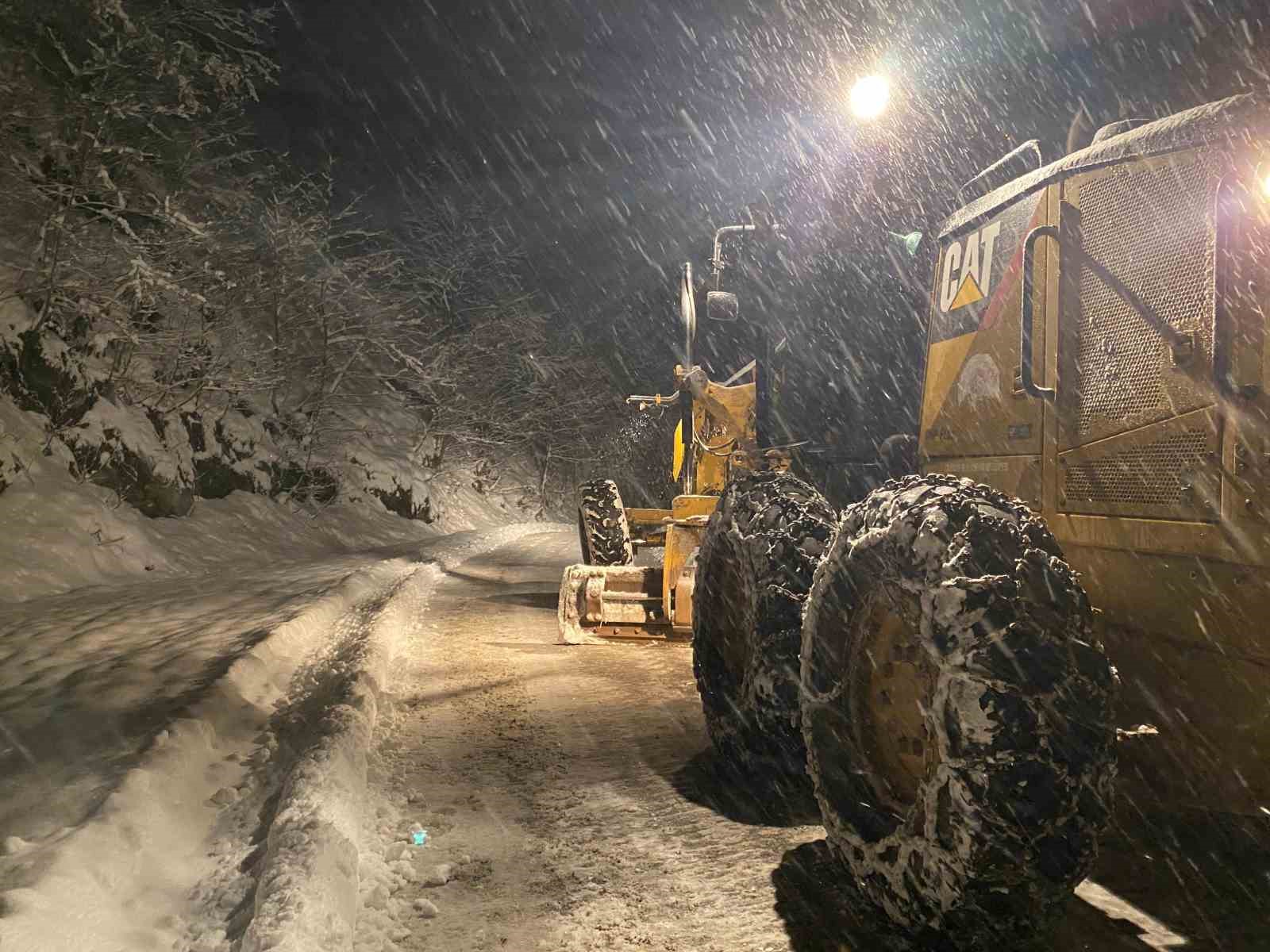 Trabzon’da karla mücadele ekipleri iş başında
Trabzon’da karla mücadele ekipleri iş başında