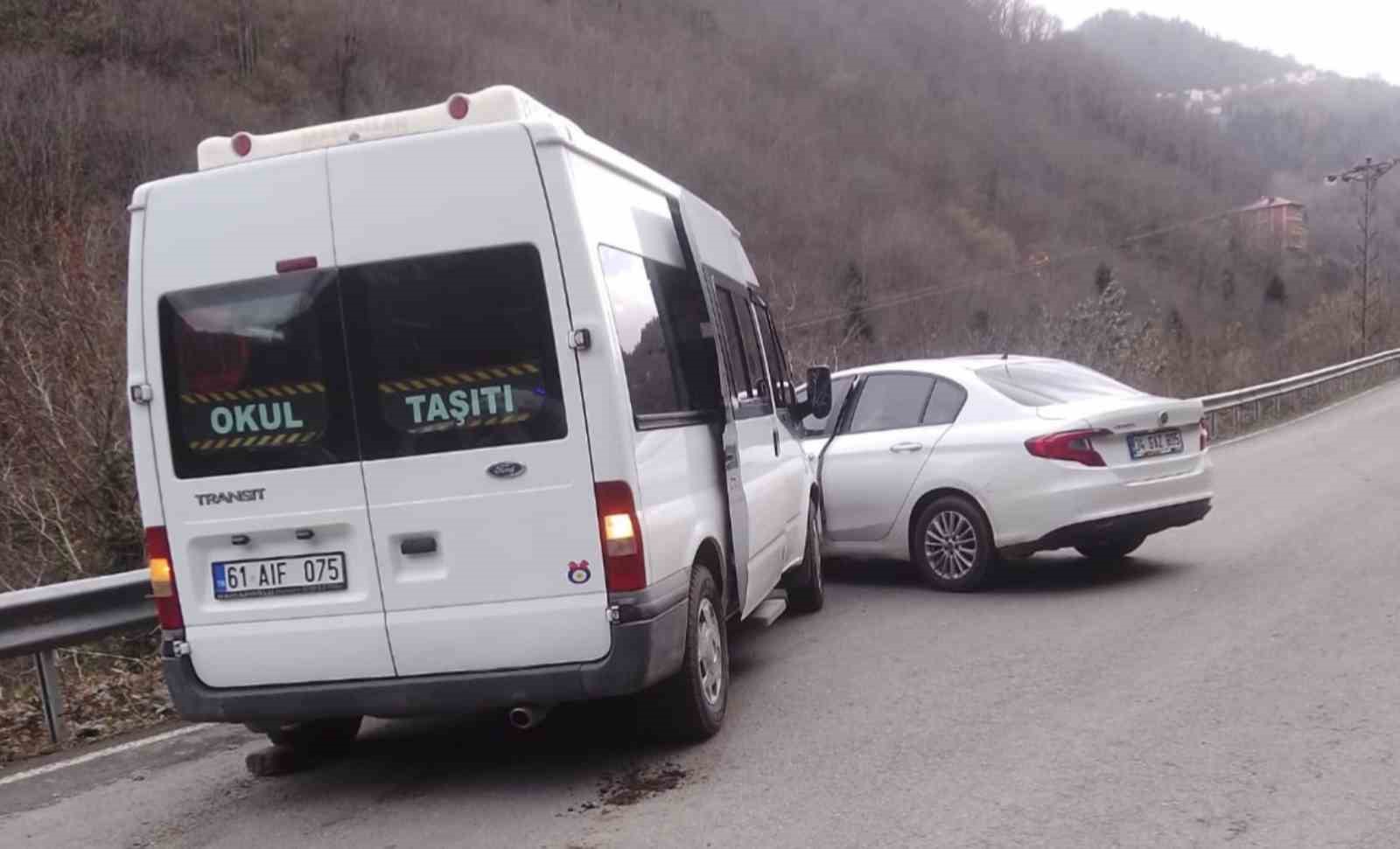 Trabzon’da öğrenci servisi kazası kamerada
