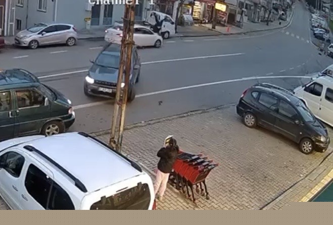 Trabzon’da otomobilin çarptığı genç kadın metrelerce savruldu... O anlar kamerada
