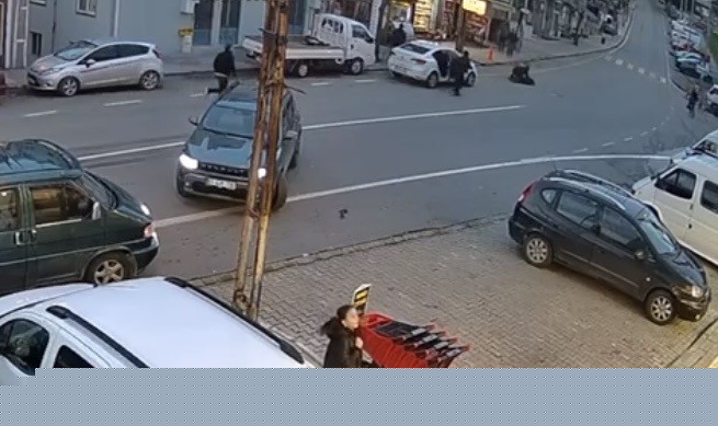 Trabzon’da otomobilin çarptığı genç kadın metrelerce savruldu... O anlar kamerada
